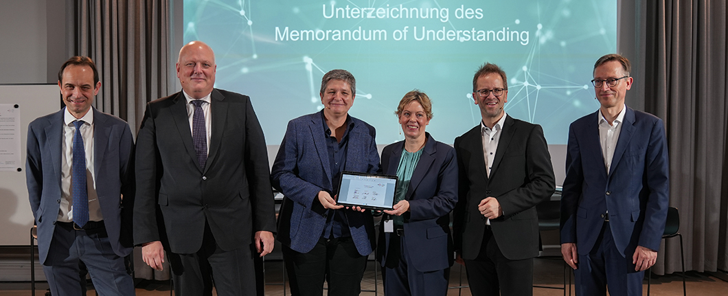 6 Behördenchefs halten das Memorandum hoch 6 Behördenchefs halten das Memorandum hoch