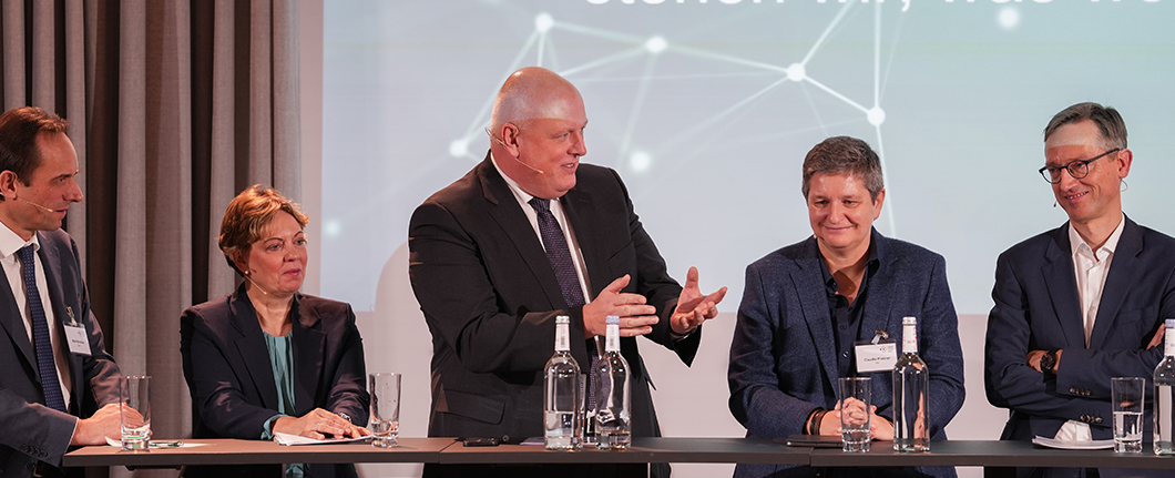 Besprechung im Plenum Behördenchefs und Moderatorin Besprechung im Plenum Behördenchefs und Moderatorin