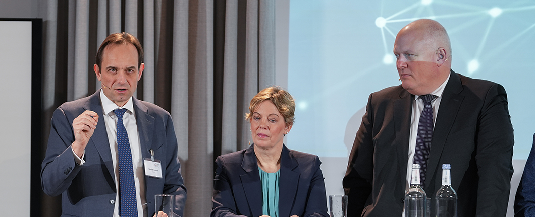 Besprechung im Plenum Behördenchefs Besprechung im Plenum Behördenchefs